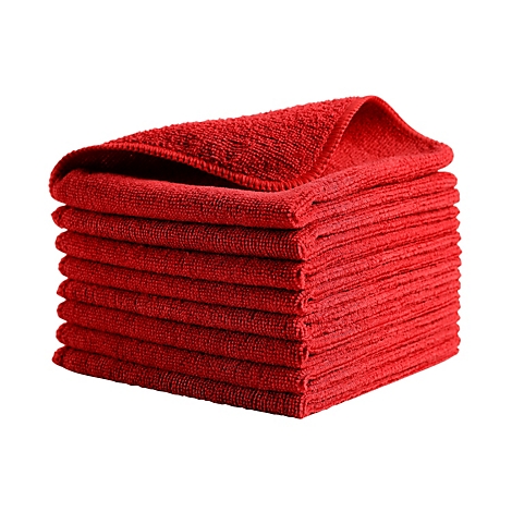 Une pile de chiffons en microfibre rouges, soigneusement pliés et posés sur fond blanc.