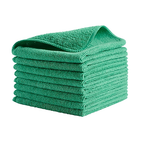 Une pile de chiffons en microfibre verts, empilés proprement et proprement.