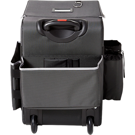 Schwarzer, rollbarer Trolley mit Griffen und Taschen. Ein Trolley mit Rollen und ausklappbarem Griff steht vor weissem Hintergrund.