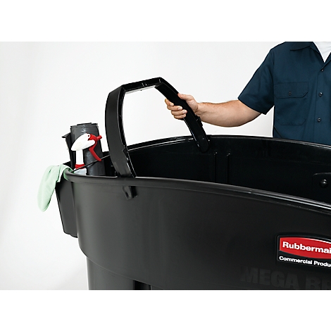 Person hält schwarzen Reinigungswagen-Griff. Darin: Sprühflasche, Tuch. Rubbermaid-Logo.