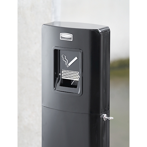 Schwarzer, säulenartiger Aschenbecher mit Rauchersymbol. Aufschrift: Rubbermaid. An der Seite ein kleiner Metallhebel.