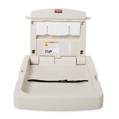 Table à langer beige avec ceinture de sécurité, ouverte, sur fond blanc. Deux compartiments de rangement blancs au-dessus.