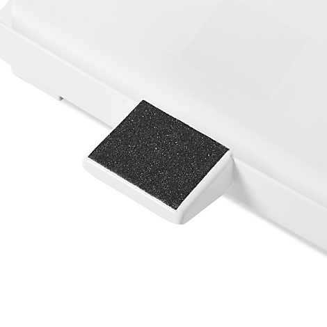 Detailaufnahme einer weißen Plattform mit einer schwarzen, rauen Anti-Rutsch-Oberfläche.