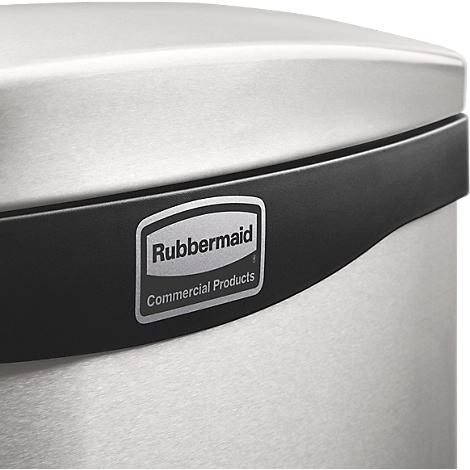 Detailansicht eines silbernen Mülleimers mit dem Logo „Rubbermaid Commercial Products“ auf einem schwarzen Band.