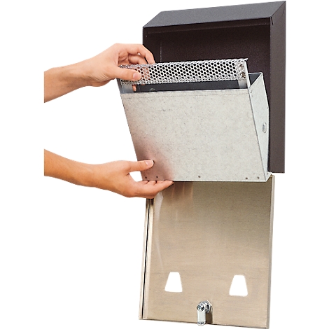 Hände legen einen Metallbehälter in einen Papierhandtuchspender ein. Der Spender hat einen schwarzen Deckel und eine silberne Oberfläche.