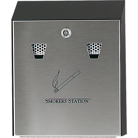Roestvrijstalen asbak voor rokers, met twee openingen en een slot. Leest "Smokers' Station".