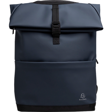 Blauer, gerollter Rucksack mit schwarzem Verschluss und kleinem Logo.