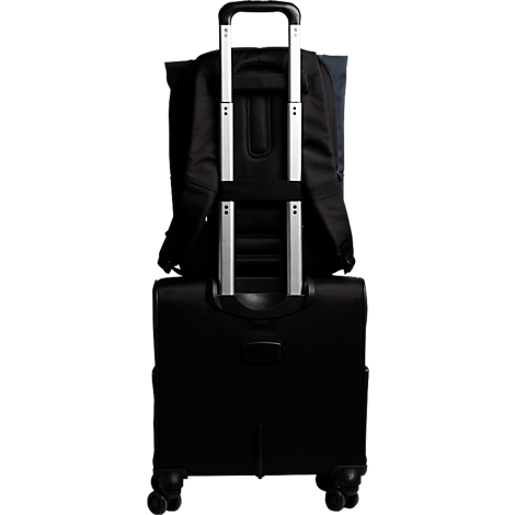 Schwarzer Trolley mit silbernen Teleskopstangen, auf dem ein schwarzer Rucksack befestigt ist.