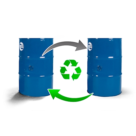 Zwei blaue Fässer mit Recycling-Symbol und Pfeilen. IBS-Logo.
