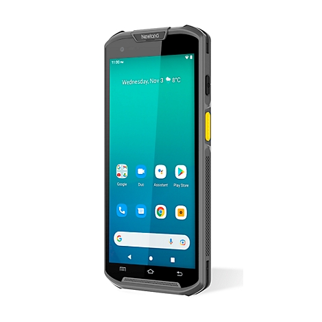 Ein Mann mit grauem Bart scannt ein Paket mit seinem Smartphone vor einem Lieferwagen.