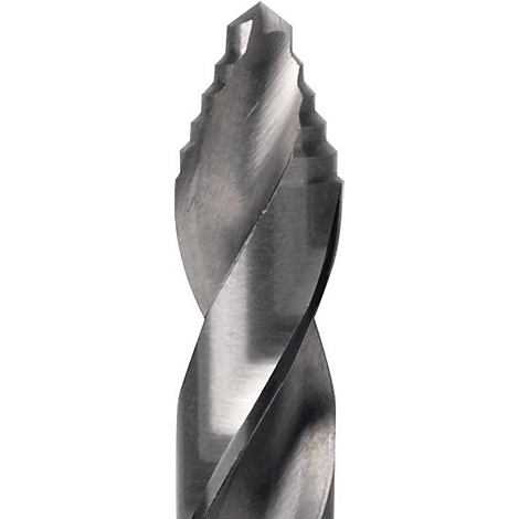 Close-up van een metalen spiraalboor. De punt is geslepen, de groeven lopen spiraalvormig naar beneden.