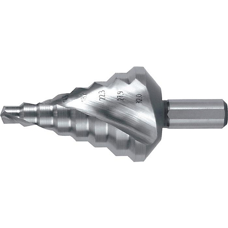 Een metalen verzinkboor. Op de kegel staan diameters in millimeters gegraveerd. Hij is zilverkleurig en heeft een zeskantige schacht.