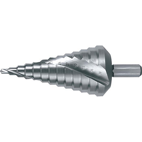 Stufenbohrer aus Metall mit Messskala. Die scharfen Kanten des Bohrers sind deutlich zu erkennen.