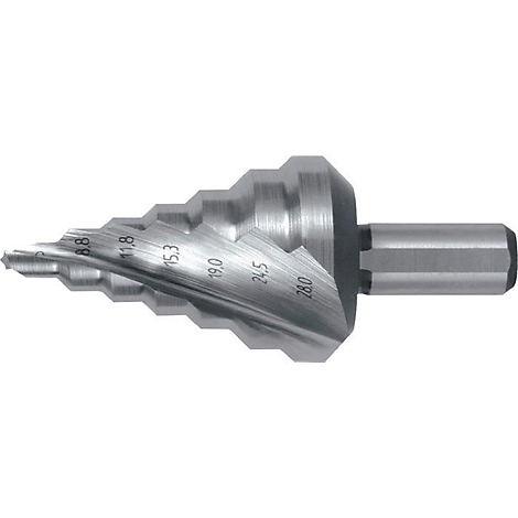 Ein Stufenbohrer aus Metall. Auf dem Schaft sind Zahlen eingraviert: 8.8, 11.8, 15.3, 19.0, 24.5, 28.0.