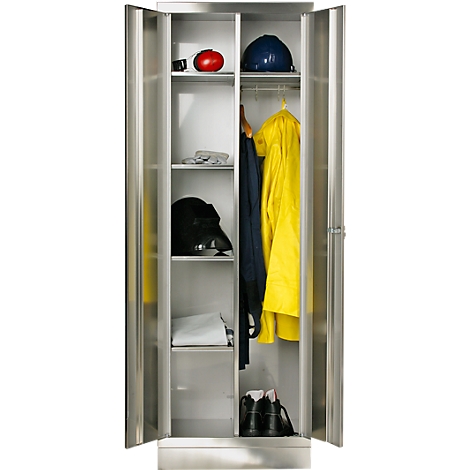 Open stalen kast met beschermende kleding: helm, jas, schoenen, handschoenen. Het compartiment toont diverse gebruiksvoorwerpen.