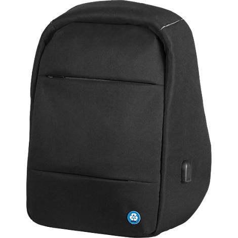 Sac à dos noir avec une fermeture éclair et un petit logo de recyclage. Sur le côté droit se trouve un port USB.