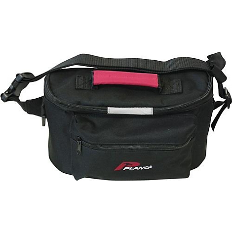 Sac isotherme noir avec poignée rouge et bandoulière. Poche avant zippée. Le sac porte le logo "PLANO".