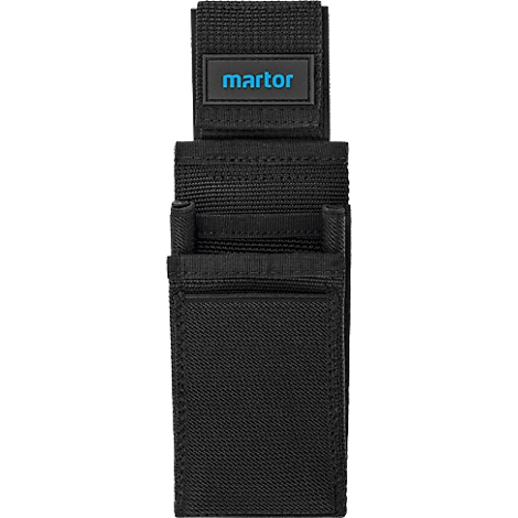 Étui à couteau noir avec logo Martor bleu. Fermeture velcro en haut, avec un compartiment en dessous.