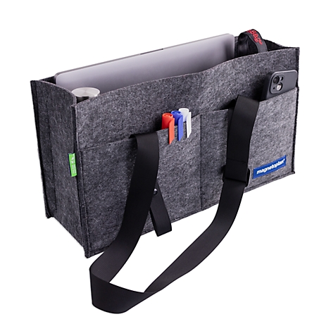 Organisateur de bureau en feutre gris avec sangles noires, rempli d'un ordinateur portable, d'un smartphone et de stylos sur fond blanc.