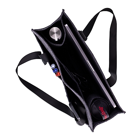 Vue plongeante à l'intérieur d'un sac en feutre gris avec un ordinateur portable, une bouteille et des stylos.