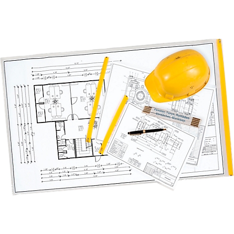 Vue de dessus des plans, casque jaune, crayons, mètre ruban et stylo.