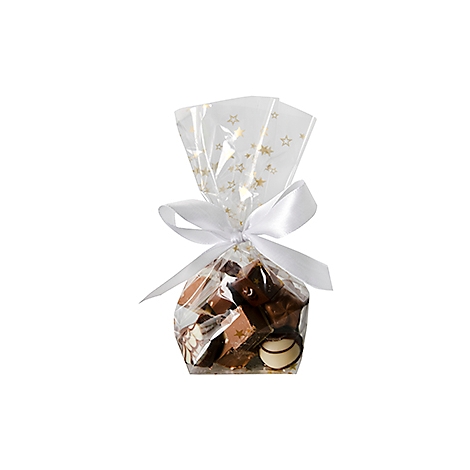 Sac transparent de chocolats, fermé par un ruban blanc. Étoiles dorées sur le sac.