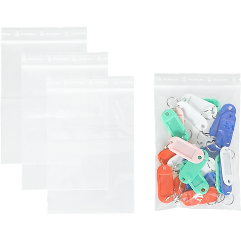 Trois sacs en plastique transparents à gauche et un sac de porte-clés à droite.