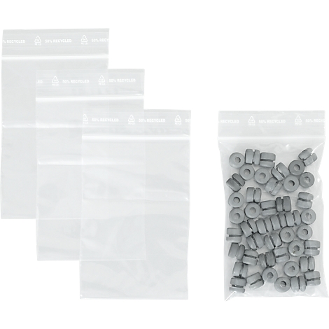 Sacs en plastique transparents avec petites pièces, trois sacs vides, un sac avec des perles en bois grises.