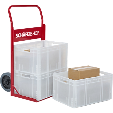 Roter Handwagen mit transparenten Kunststoffboxen, eine Box enthält einen Karton. Aufschrift: SCHÄFERSHOP.