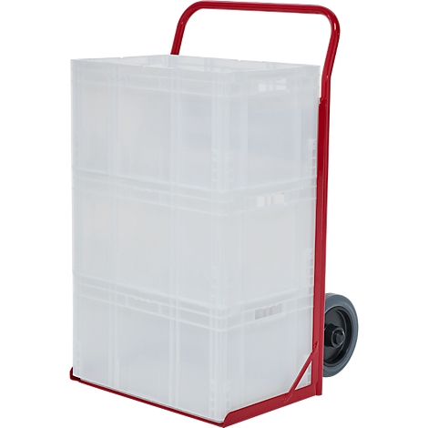 Ein roter Transportwagen, beladen mit drei transparenten Kunststoffboxen. Der Wagen hat zwei Räder und einen roten Bügelgriff.