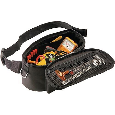 Sac à outils noir avec de nombreux outils, compartiment zippé et appareil de mesure. Fixé à la ceinture.