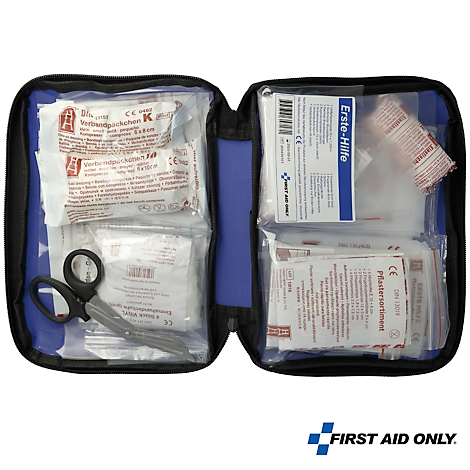 Trousse de premiers secours ouverte avec pansements, ciseaux et pansements.