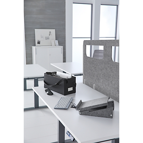 Bureau avec ordinateur, accessoires et séparateurs en feutre.