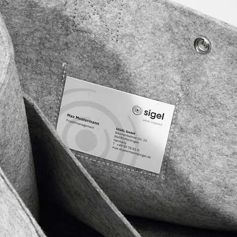 Sac en feutre gris avec une carte de visite portant le logo Sigel à l'intérieur. Il y a deux compartiments sur la gauche.