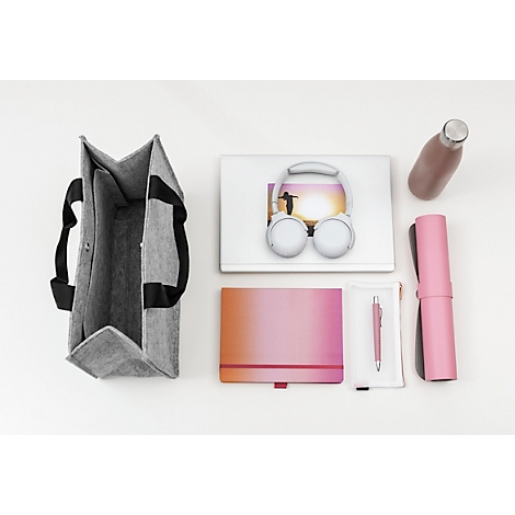 Sac en feutre gris avec contenu : ordinateur portable, casque, carnet, stylo, bouteille d'eau, tapis de yoga.