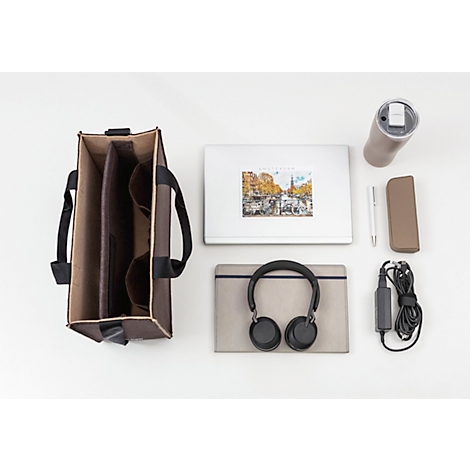Sac à main marron avec ordinateur portable, casque, tasse, stylo, étui de téléphone et chargeur, sur fond blanc.