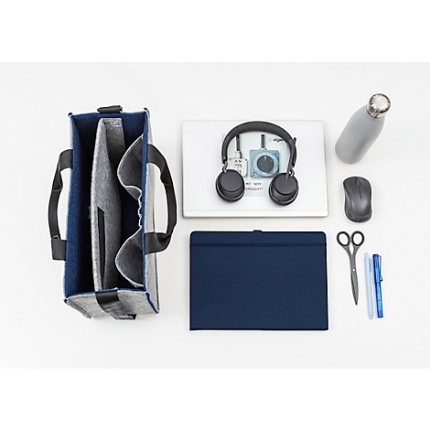 Sac bleu foncé, ordinateur portable, casque, souris, bouteille d'eau, bloc-notes, stylos et ciseaux.