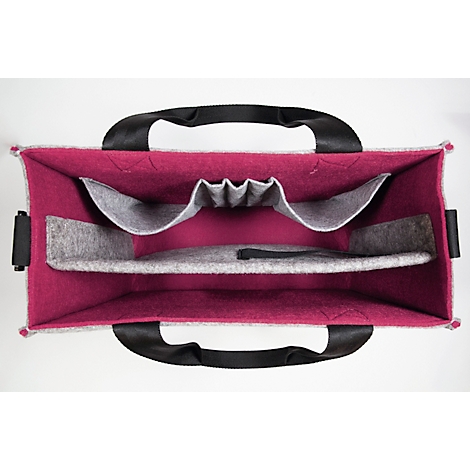 Vue intérieure d'un sac en feutre. Doublure rose, compartiments gris, poignées noires.