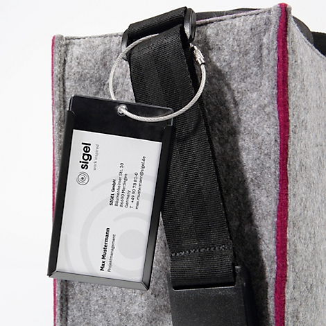 Sac en feutre gris avec sangle noire. Une étiquette nominative avec le logo de l'entreprise est accrochée au sac.