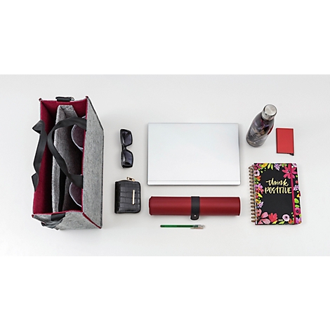Sur fond clair, un sac gris, des lunettes de soleil, un portefeuille, un ordinateur portable, une bouteille d'eau, un carnet avec "Think Positive" et d'autres accessoires sont disposés.