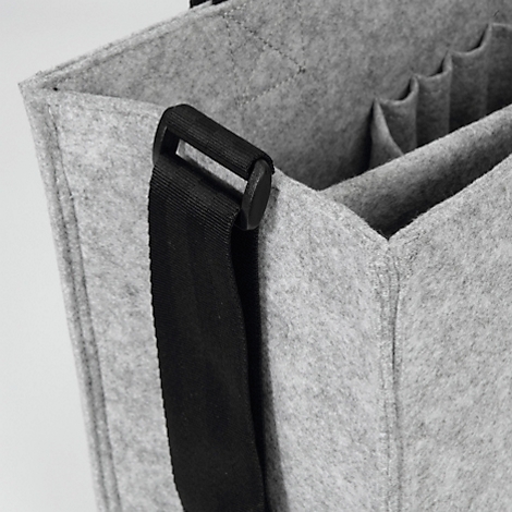 Sac en feutre gris avec une bandoulière noire fixée au bord du sac. À l'intérieur, plusieurs compartiments.