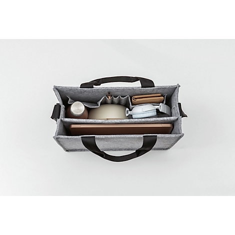Sac fourre-tout en feutre gris avec poignées noires, rempli d'un ordinateur portable, d'un casque, de stylos et d'un portefeuille.