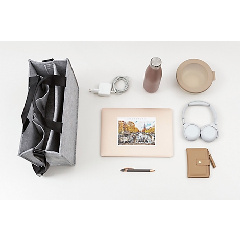 Sac en feutre gris avec fournitures de travail: ordinateur portable avec autocollant, casque, bouteille d'eau, stylo, portefeuille, bol, chargeur.