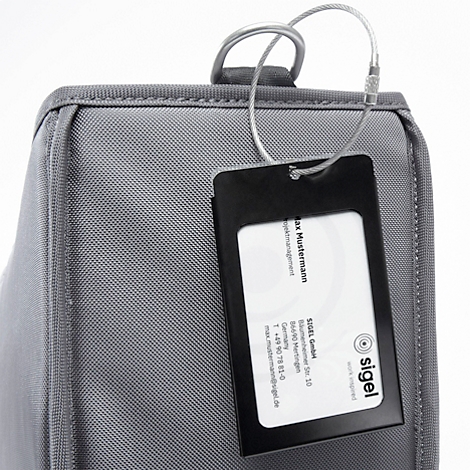 Sac en tissu gris avec une étiquette nominative tenue par une boucle métallique ; texte sur l'étiquette : Sigel GmbH.