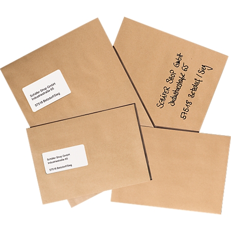 Plusieurs enveloppes brunes, partiellement étiquetées, reposant sur un fond blanc.