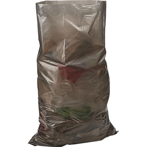 Un sac en papier gris rempli de déchets se dresse devant un fond blanc.