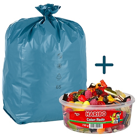 Un sac poubelle bleu et un bol de bonbons gélifiés Haribo colorés. Un signe plus relie les deux éléments.