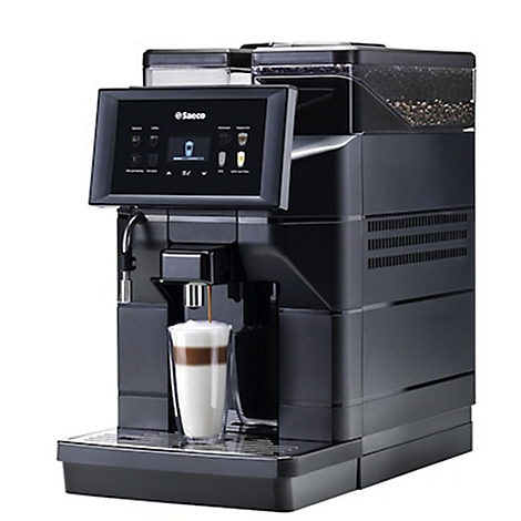 Schwarzer Kaffeevollautomat, Kaffee in Glas mit Milch. Display mit Auswahl. Marke Saeco.