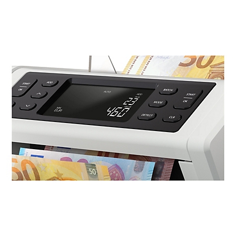 Nahaufnahme einer Banknotenzählmaschine mit Display, das den Wert 460 Euro anzeigt, während Geldscheine hindurchlaufen.