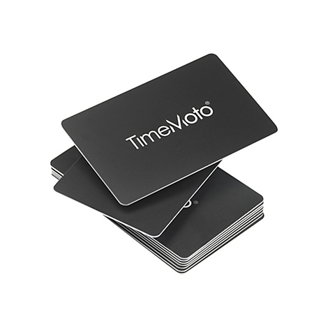 Stapel schwarzer RFID-Karten mit weißem TimeMoto-Logo auf weißem Hintergrund.